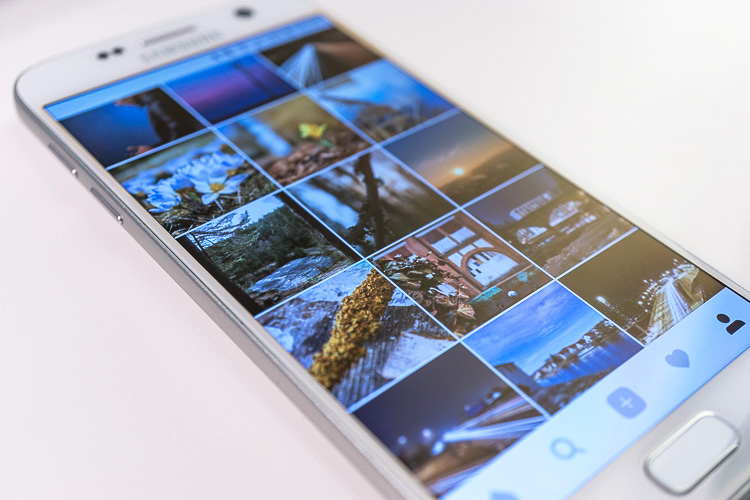Smartphone mit der geöffneten Instagram-App