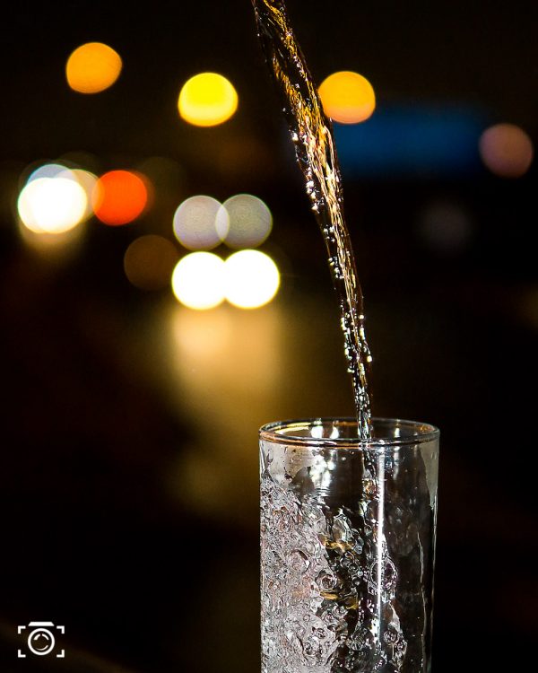 Wasserspritzer fotografieren bei Nacht in Glas