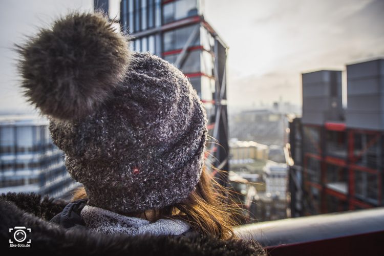Die Top 15 der schlimmsten Anfängerfehler beim Fotografieren. Frau auf Wolkenkratzer im Sonnenaufgang. Fotografie Tipps.