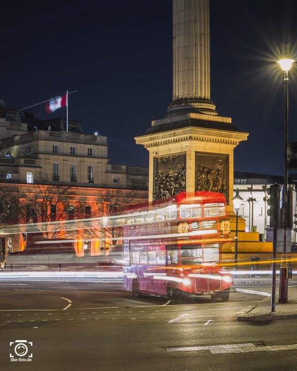 Bildideen für Städtereisen: Langzeitbelichtungen in der Nacht. Lichtstreifen mit typischen londoner double decker bus. Fotografie Tipps.