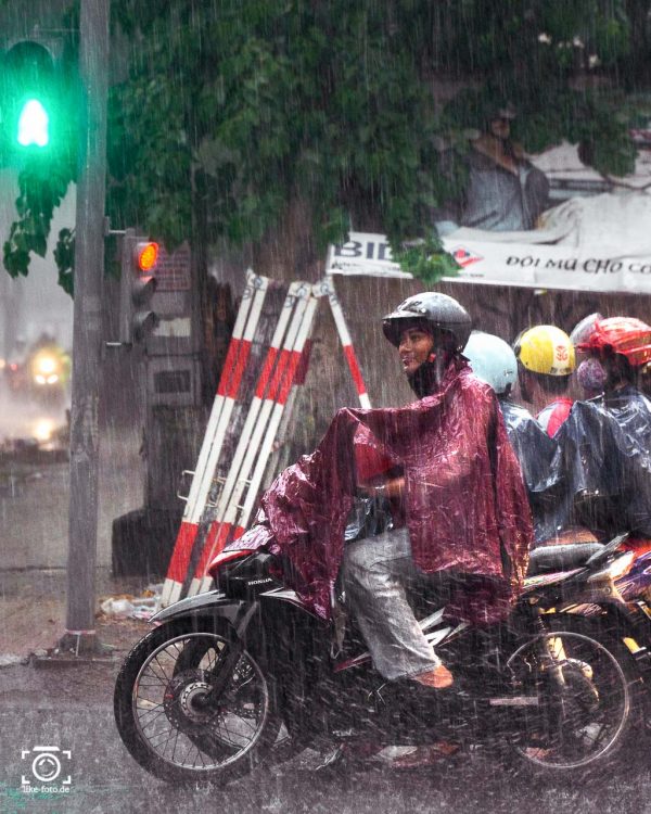 Rollerfahrer in Vietnam im Regen - Fotografie Tipps, Kreativität und Fotoideen auf like-foto.de
