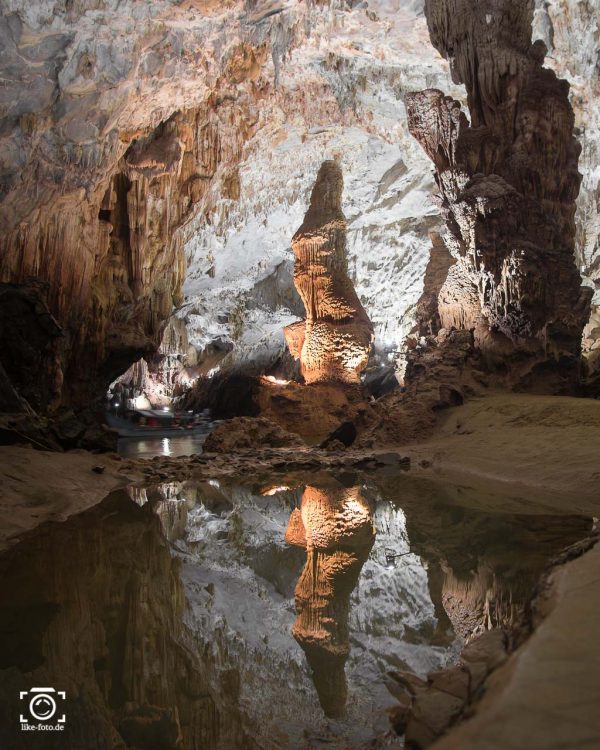 Stalagmit in Höhle mit Spiegelung - Fotografie Tipps, Kreativität und Fotoideen auf like-foto.de