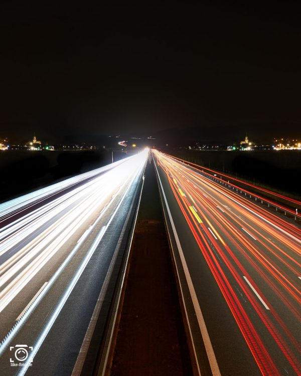 Autobahn mit langen Lighttrails - Fotografie Tipps, Kreativität und Fotoideen auf like-foto.de