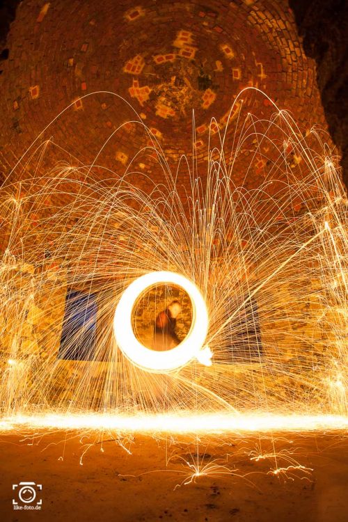 Lightpainting mit Brennender Stahlwolle in einem Burgturm