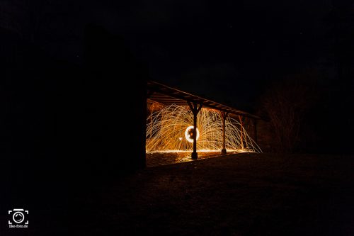 Lightpainting:dunkles Bild mit der brennenden Stahlwolle - 10 Sek. Belichtungszeit