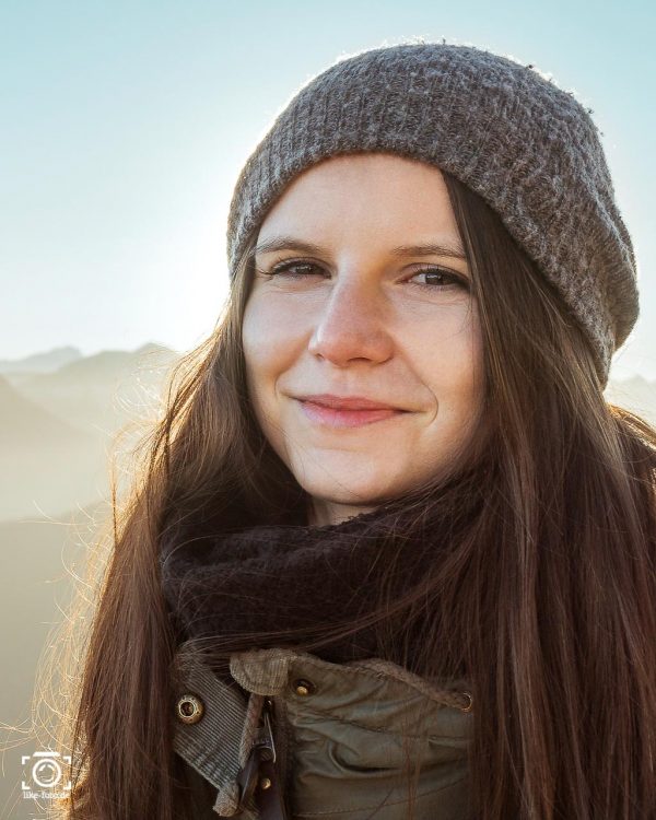 Portrait von einer Frau auf einem Berg im Gegenlicht- Fotografie Tipps, Kreativität und Fotoideen auf like-foto.de