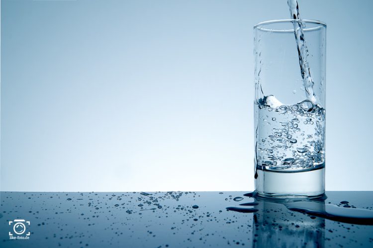 Glas Wasser mit Wasserspritzern - Geld verdienen mit der Stockfotografie - Fotografie Tipps von like-foto.de