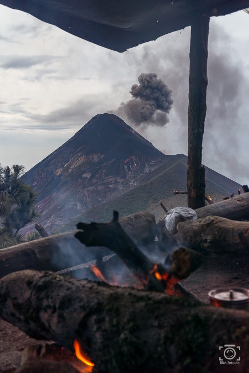 Reisefotografie Tipps - Vulkan und Lagerfeuer in Guatemala