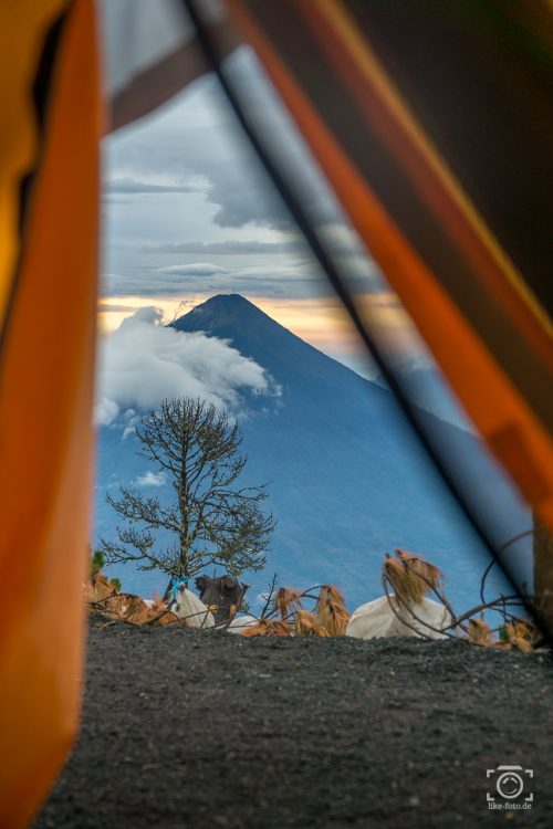 Reisefotografie Tipps - Vulkan im Sonnenaufgang aus dem Zelt