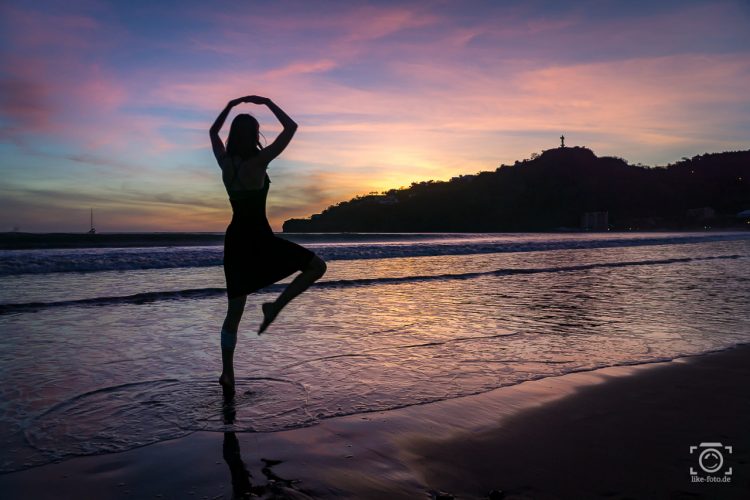 Reisefotografie Tipps - Yoga im Sonnenuntergang am Strand