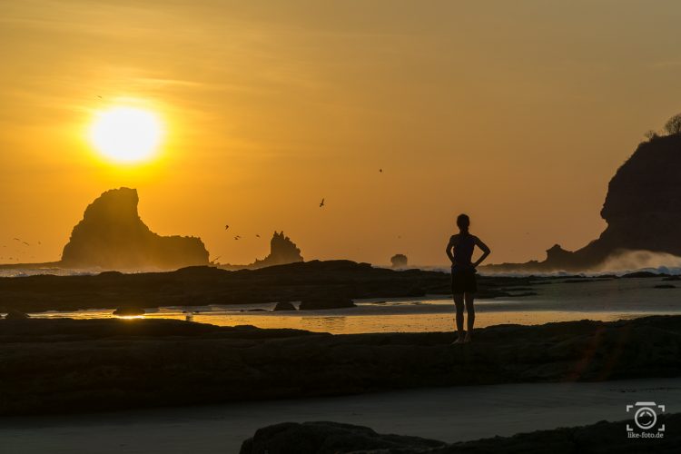 Reisefotografie tipps - silhouette im sonnenuntergang am strand