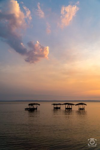 Reisefotografie Tipps - Sonnenuntergang am See mit Fischerhütten