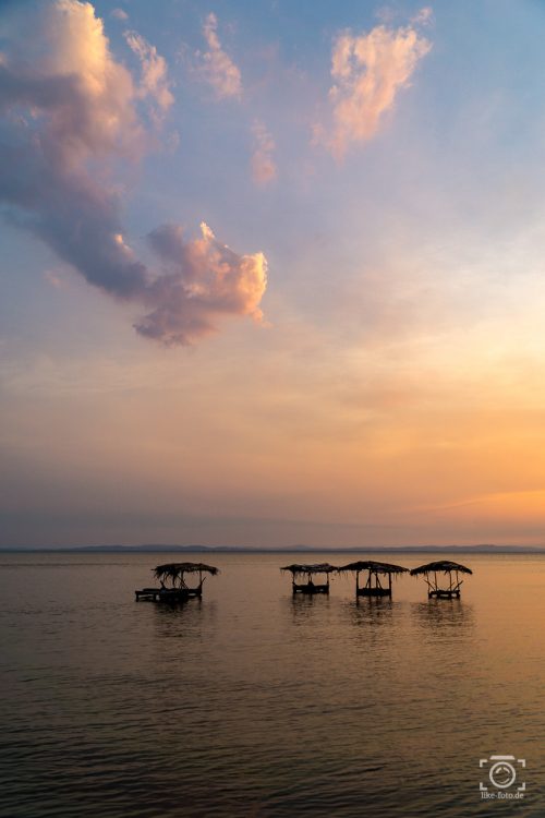 Reisefotografie Tipps - Sonnenuntergang am See mit Fischerhütten