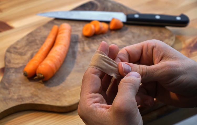 Mit Messer in Finger geschnitten - Stockfotos verkaufen. Fotografie Tipps von like-foto.de