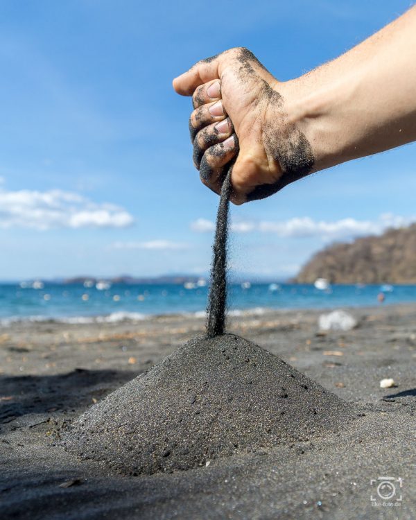 Sand rinnt durch die Hände am Meer - Fotografie Tipps und Fotoideen von like-foto.de