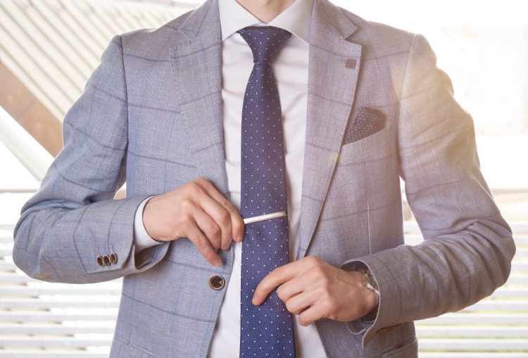 Businessman richtet seine Krawatte - Stockfotos verkaufen. Fotografie Tipps von like-foto.de