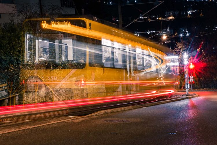 Straßenbahn bei Nacht in München. Bildbearbeitung und Fotografie Tipps.