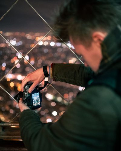 Fotograf macht Fotos auf dem EIffelturm in der Nacht. Fotografie Tipps von like-foto.de