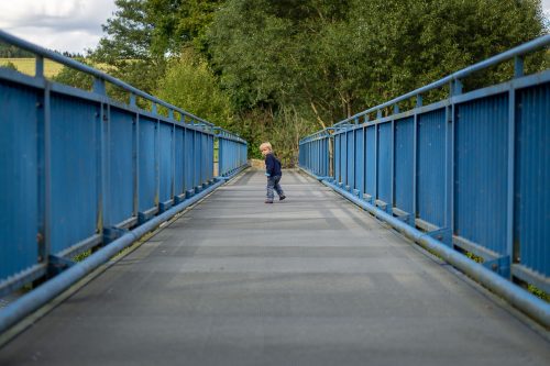 Zentralperspektive in der Fotografie. Junge auf Brücke. Fotografie Tipps von like-foto.de