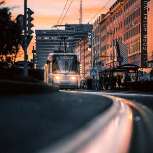Straßenbahn in München im Sonnenuntergang