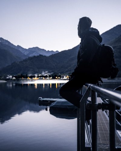 Silhouette einer Person am See.
